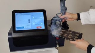 360° रोटेशन हैंडल त्वचा को कसने वाला मुँहासे उपचार 10600nm फ्रैक्शनल Co2 लेजर मशीन